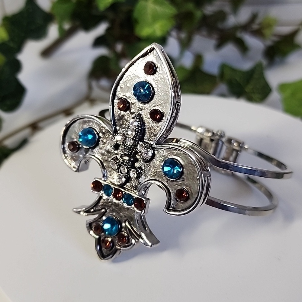 Silver Fleur de Lis Clamper Hinge Bracelet
